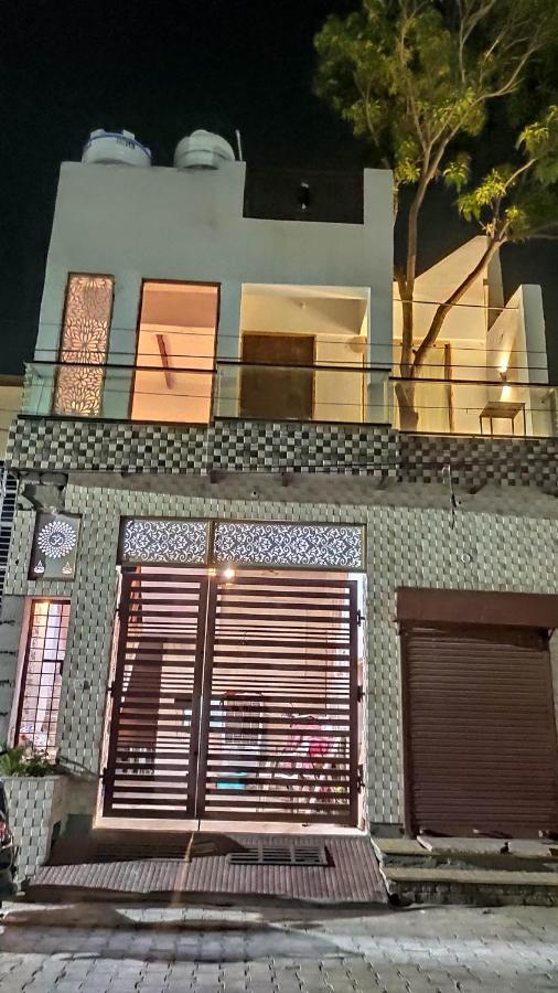 Ira Homestay Mathura - Divine Spiritual Stay Exterior photo